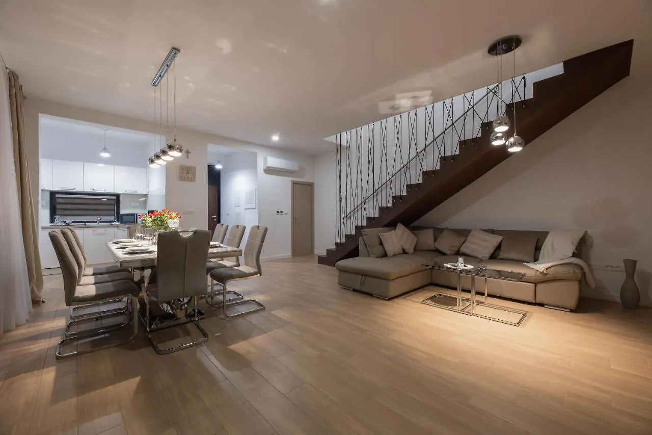 Luxury Villa Bueno Kastela 0*,